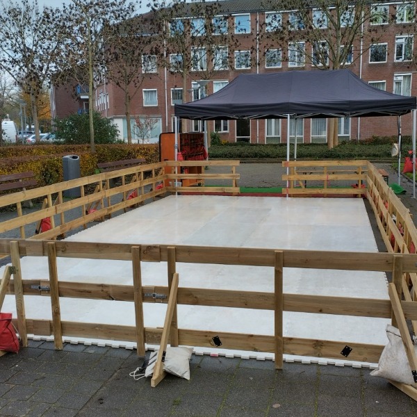 Schaatsbaan 50m² met houten hekjes 